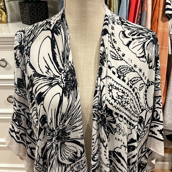 RACHEL Rachel Roy | Black and White Lightweight Wrap - Picture 2 of 9